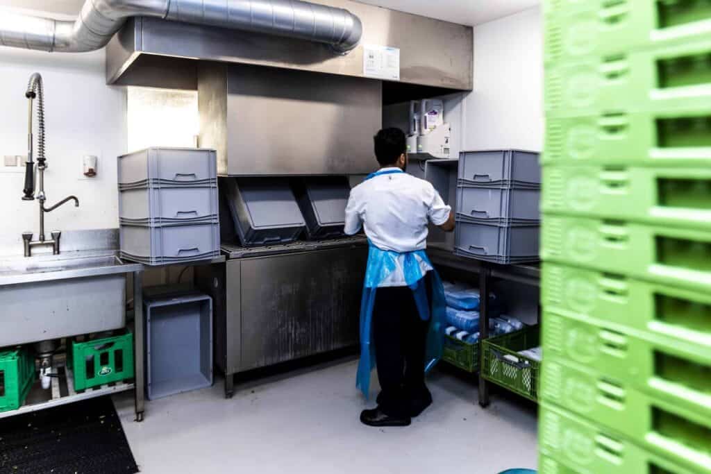 Oprydning med vikar i køkken
